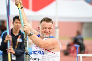 Dušan Ščambura zůstal po úrazu na vozíku. Nad vodou ho drží sport a práce